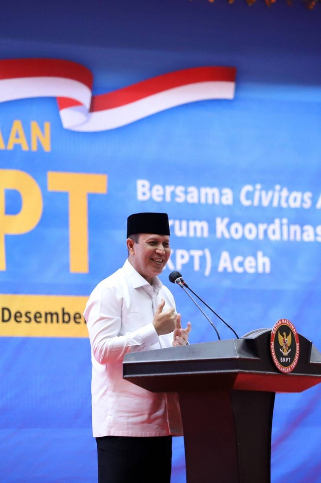 Kepala BNPT Komjen Pol Dr Boy Rafli Amar menyampaikan materi pada Dialog Kebangsaan BNPT di Gedung AAC Dayan Dawood USK, Banda Aceh, Rabu (14/12). Foto: Dok. USK