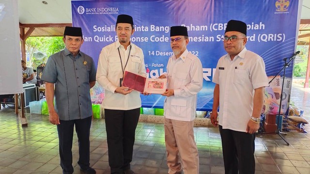 Deputi Perwakilan BI Maluku Utara, Indra Gunawan, foto bersama Sultan Ternate, Hidayatullah Sjah, di Pendopo Kedaton Kesultanan Ternate. Foto: Istimewa