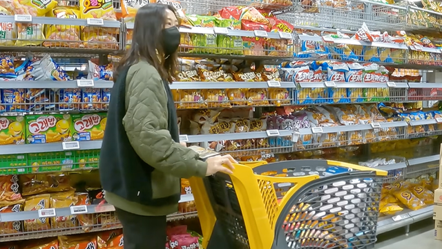 Mama Gina berbelanja groceries di Korea. Foto: Kimbab Family