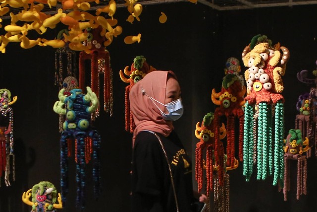 Pengunjung mengamati karya saat pameran Yogya Young Artist di Jogja Gallery, Gondomanan, Yogyakarta, Kamis (15/12/2022). Foto: Hendra Nurdiyansyah/Antara Foto