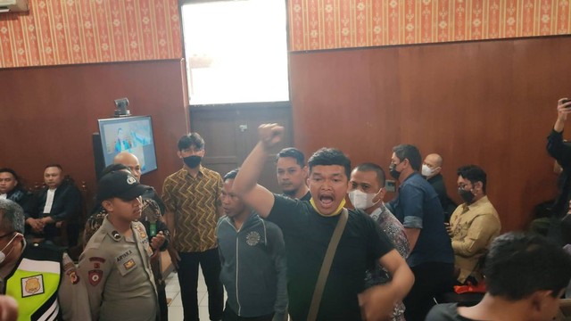 Korban Doni Salmanan mengamuk di PN Bale Bandung usai mendengar pembacaan putusan. Foto: Rachmadi Rasyad/kumparan