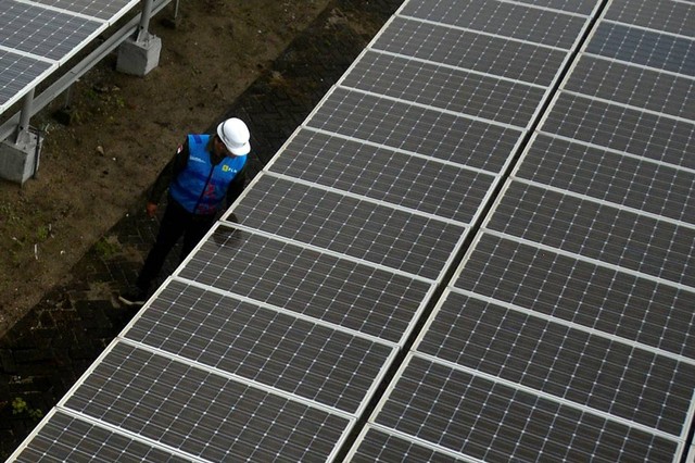 Petugas PLN mengecek panel Pembangkit Listrik Tenaga Surya (PLTS) di Pulau Kodingareng, Kecamatan Sangkarrang, Makassar, Sulawesi Selatan, Kamis (15/12/2022). Foto: Abriawan Abhe/ANTARA FOTO