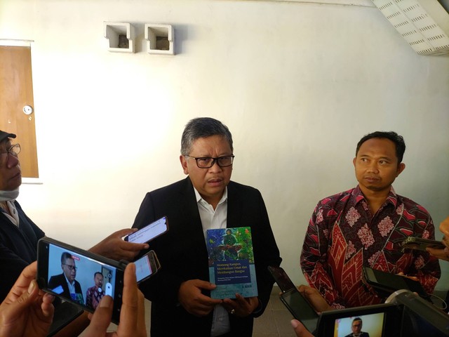 Sekjen PDI Perjuangan Hasto Kristiyanto di University Hotel, Sleman, Kamis (15/12). Foto: Arfiansyah Panji/kumparan