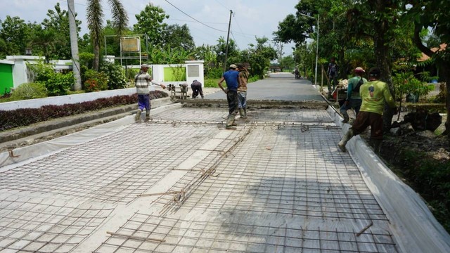 Proses pembangunan ruas jalan penghubung dari Jembatan Terusan Bojonegoro Blora (TBB) menuju Bandara Ngloram. Kamis (15/12/2022) (Foto: Dok Istimewa)