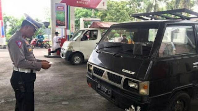 Mobil pick up yang diamankan polisi di salah satu SPBU di Kota Bitung.