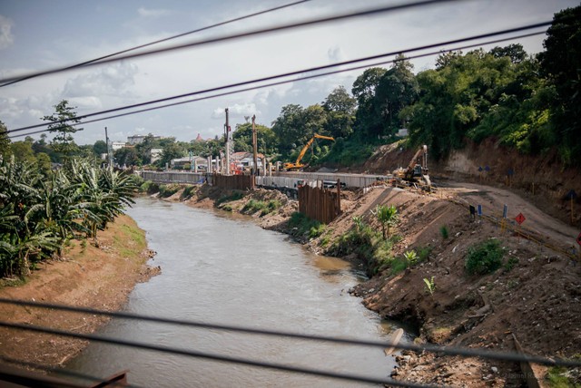 Suasana proyek Pembangunan Sistem Pengambilan dan Treatment Sampah Badan Air melalui Rekayasa Sungai pada Kali Ciliwung segmen TB Simatupang di kawasan Kampung Gedong, Pasar Rebo, Jakarta, Kamis (15/12/2022). Foto: Jamal Ramadhan/kumparan