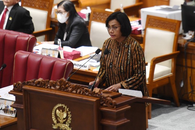 Menteri Keuangan Sri Mulyani Indrawati membacakan pendapat akhir presiden terkait pembahasan Rancangan Undang-Undang (RUU) tentanh Pengembangan dan Penguatan Sektor Keuangan (PPSK) saat rapat paripurna di Kompleks Parlemen, Senayan, Jakarta. Foto: Hafidz Mubarak A/Antara Foto