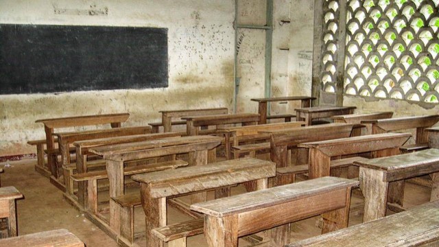 sumber: https://pixabay.com/photos/cameroon-school-classroom-desks-104485/