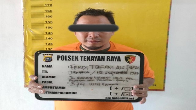 Pelaku dugaan penggelapan uang konsumen perusahaan di Kota Pekanbaru, Riau. (Dok. Polsek Tenayan Raya)