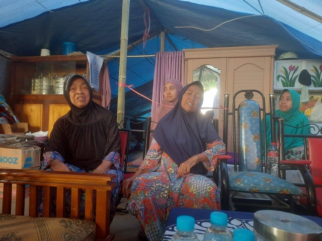 Entin (Kanan) bersama ibunya Hj Ooh tinggal di tenda pengungsian di Kampung Longkewang, Desa Gasol, Kecamatan Cugenang Kabupaten Cianjur