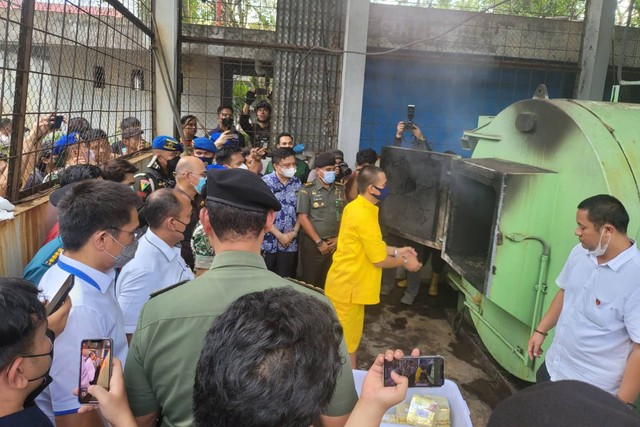 Di Medan, Polisi Sita Tas Dan Dompet MCM Palsu Lalu Dimusnahkan