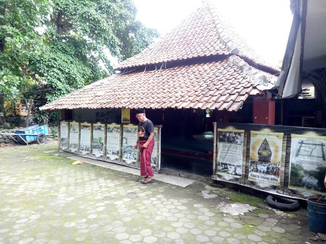 Makam Buyut Pangeran Pesarean di Kelurahan Gegunung, Kecamatan Sumber, Kabupaten Cirebon, terlihat memperihatinkan dan banyak membutuhkan perbaikan. Foto: Tarjoni/Ciremaitoday