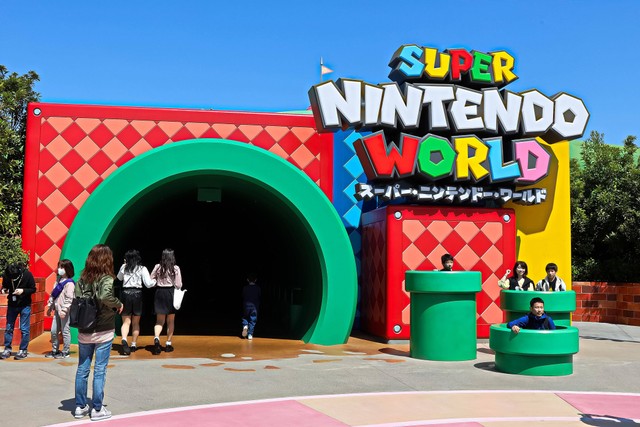 Pengunjung menikmati wahana Super Nintendo World. Foto: Usa-Pyon/Shutterstock