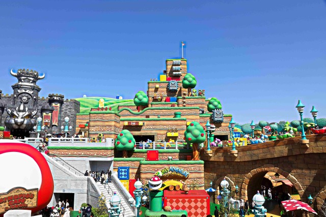 Pengunjung menikmati wahana Super Nintendo World. Foto: Usa-Pyon/Shutterstock