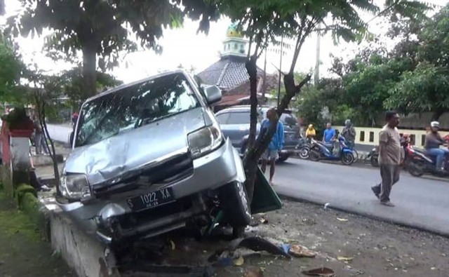 Emak-emak di Jombang Tewas Usai Motornya Dihantam Mobil APV