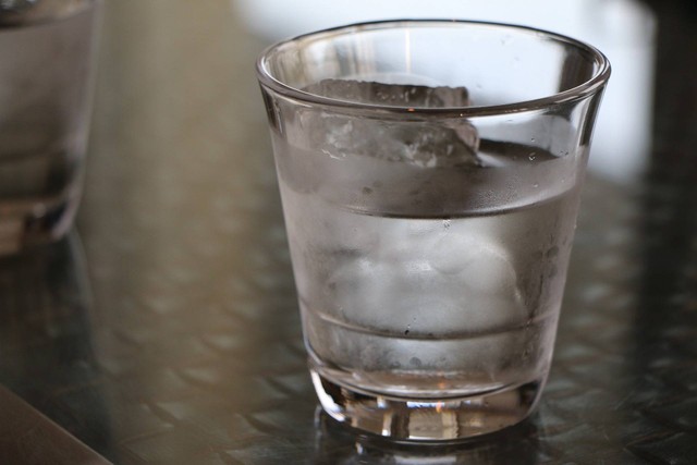 https://pixabay.com/photos/cup-water-cafe-glass-939479/
