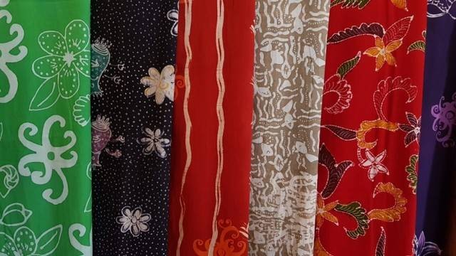 Beberapa koleksi kain batik yang ada di galeri Kote Singkawang milik Priska. Foto: Leo Prima/Hi!Pontianak