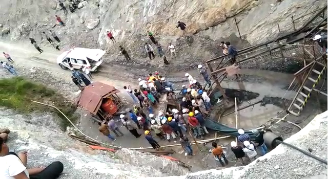 Tangkapan layar dari video proses evakuasi di lokasi tambang yang meledak, di Sawahlunto, Jumat (9/12/2022). Dokumentasi: Basarnas Padang