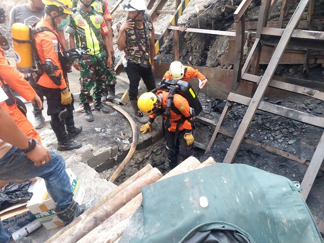 Proses evakuasi di lokasi tambang yang meledak, di Sawahlunto, Jumat (9/12/2022). Dokumentasi: Basarnas Padang