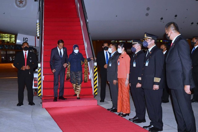 Presiden Joko Widodo tiba di tanah air usai lawatan dari Brussel, Belgia. Foto: Rusman/Biro Pers Sekretariat Presiden