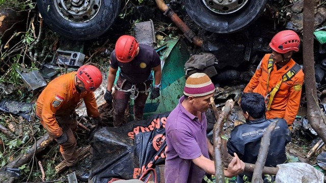 Basarnas saat mengevakuasi truk yang masuk ke jurang akibat terkena longsor. Foto: Dok. Basarnas Medan