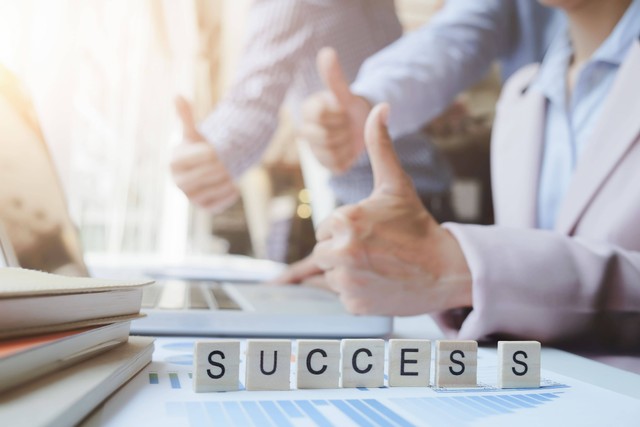 Sumber : https://www.freepik.com/free-photo/business-teamwork-success-concept_1211511.htm#query=success&position=8&from_view=search&track=sph
