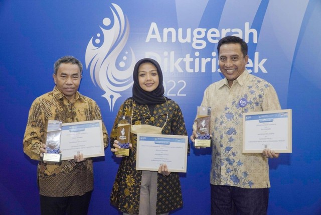 Dari kanan ke kiri : Rektor UNESA Prof. Dr. Nurhasan, M.Kes., yang didampingi Kepala UPT Humas Vinda Maya Setianingrum, S.Sos., M.A dan wakil Rektor Bidang Perencanaan Kerja Sama Dr. Sujarwanto, M.Pd.