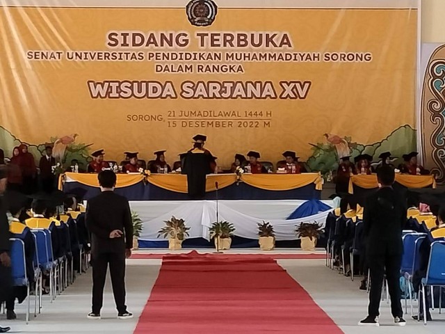 Proses acara wisuda Universitas Pendidikan Muhammadiyah (Unimuda) Sorong angkatan ke XV tahun akademik 2021-2022. Foto Wim/BalleoNEWS