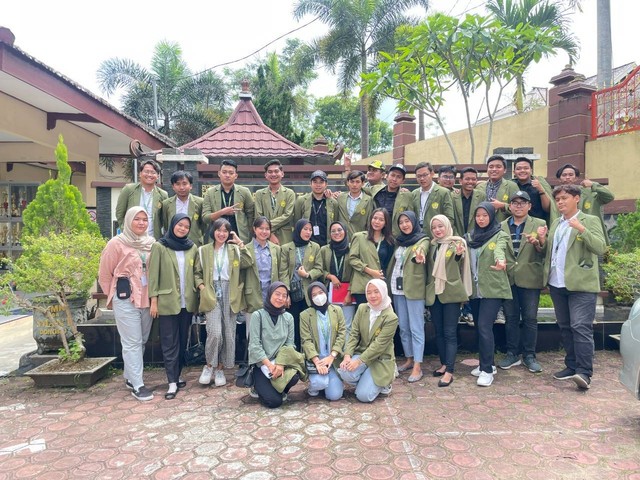 Foto: Sesi Foto Bersama Mahasiswa KKN Tematik MBKM Program Studi Hukum UPN "Veteran" Jawa Timur di SMA Negeri 1 Dongko. Sumber: Dokumen Pribadi Tim KKN Tematik MBKM Program Studi Hukum, Fakultas Hukum, UPN "Veteran" Jawa Timur.