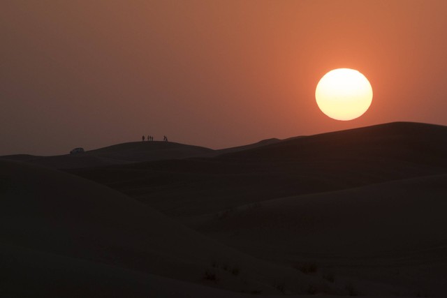 Wisatawan menyaksikan matahari tenggelam saat berwisata gurun pasir di Dubai, Uni Emirat Arab, Kamis (15/12/2022). Foto: Wahyu Putro A/Antara Foto