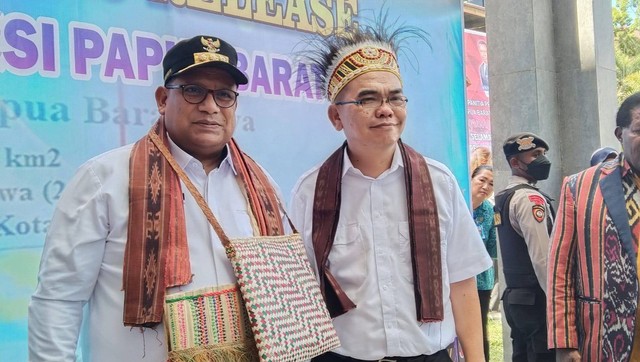 Penjabat Gubernur Papua Barat Daya Mohammad Musa'ad bersama Penjabat Sekda Papua Barat Edison Siagian, foto: Yanti/BalleoNEWS