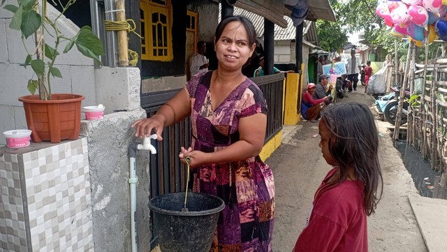 Pj Gubernur DKI Jakarta, Heru Budi Hartono meninjau pelayanan air dari PAM Jaya di wilayah Kampung Marunda Kepu, Cilincing, Jakarta Utara, Jumat (16/12). Foto: Fadlan/kumparan