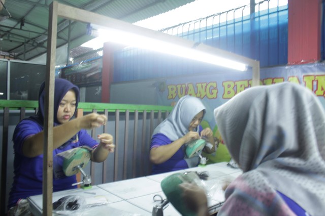 Warga Binaan Wanita Rutan Purbalingga mengikuti pelatihan pembuatan rambut palsu. Foto: RutanPurbalingga.