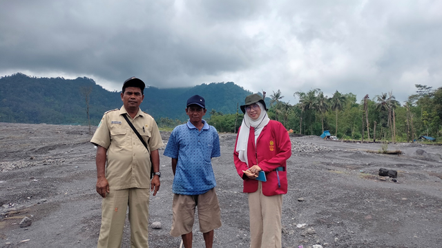 Dokumentasi dengan masyarakat terdampak bencana Desa Suberwuluh 06/11/22