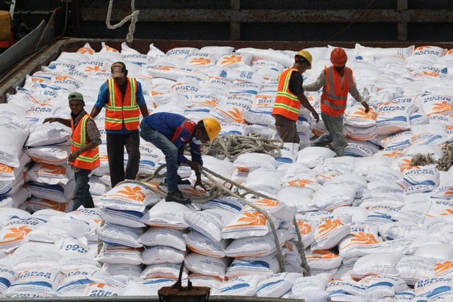Pekerja melakukan bongkar muat beras impor dari Vietnam di pelabuhan Tanjung Priok, Jakarta, Jumat (16/12).  Foto: Aditia Noviansyah/kumparan