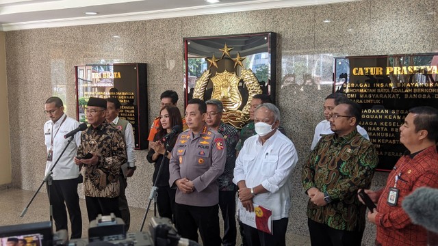 Kapolri Jenderal Listyo Sigit Prabowo dan jajaran kementerian lembaga terkait usai melakukan rapat koordinasi pengamanan nataru di Mabes Polri, Jumat (16/12). Foto: Jonathan Devin/kumparan