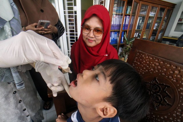 Ilustrasi: Petugas kesehatan memberikan vaksin polio tetes (Oral Poliomyelitis Vaccine) kepada anak berkebutuhan khusus (ABK) di Sekolah Luar Biasa (SLB) Cinta Mandiri di Desa Panggoi, Lhokseumawe, Aceh, Jumat (16/12/2022).  Foto: Rahmad/Antara Foto