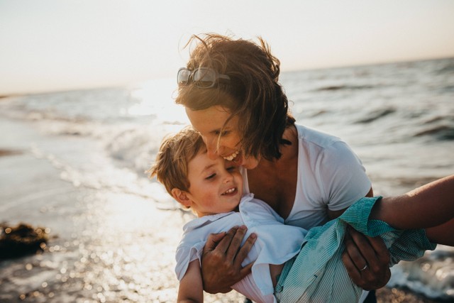 Ilustrasi Puisi tentang Mama. Foto: Unsplash/Xavier Mouton Photographie.