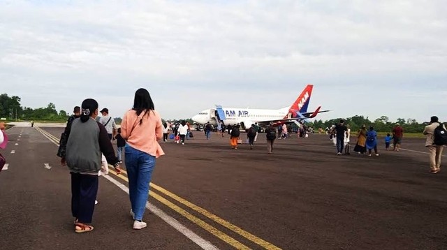 Calon penumpang menuju ke pesawat di Bandara Iskandar Pangkalan Bun. Foto: IST/InfoPBUN