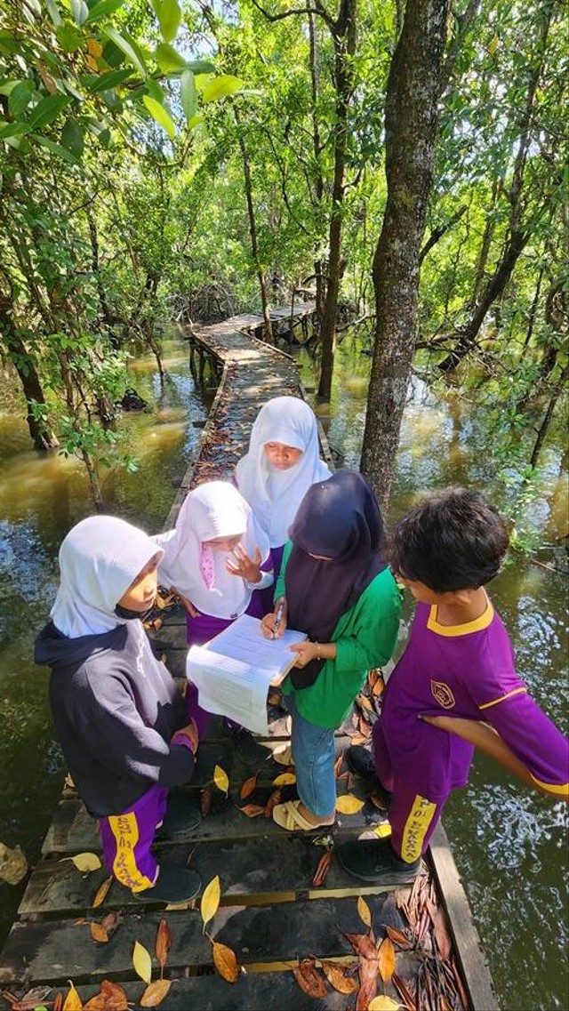 Siswa-siswi dari SDN 1 Sukadana saat melakukan fieldtrip di hutan mangrove Sukadana. Ketika fieldtrip belajar tentang hutan mangrove. (Foto : Anggi, REBONK). 