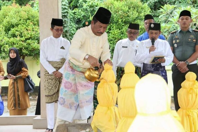 Wali Kota Batam, Muhammad Rudi bersama Wakil Wali Kota Batam, Amsakar Achmad dan Forkopimda menziarahi makam zuriat Nong Isa.