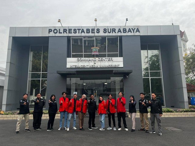 Foto bersama anggota staff divisi humas Polrestabes Surabaya (Dokumentasi Pribadi Agus Setiawan)