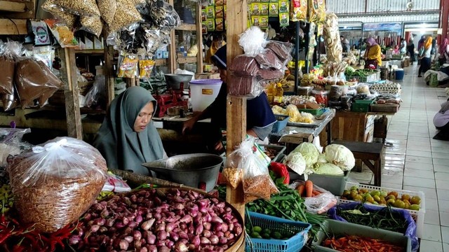 Salah satu pedagang kebutuhan pokok di Pasar Rakyat Sido Makmur Blora. (Foto: Dok Istimewa)