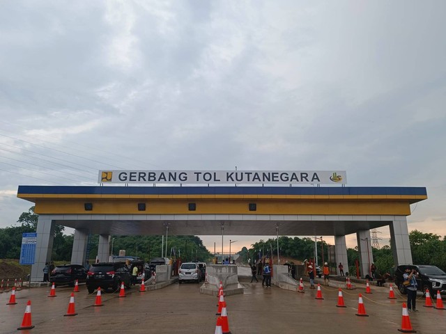 Gerbang Tol Kutanegara Jalan Tol Jakarta Cikampek II Selatan. Foto:  Akbar Maulana/kumparan