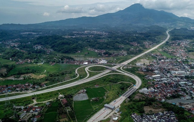Foto udara kendaraan melintas di Simpang Susun Sumedang Jalan Tol Cileunyi-Sumedang-Dawuan (Cisumdawu), Kabupaten Sumedang, Jawa Barat, Jumat (16/12/2022). Foto: Raisan Al Farisi/Antara Foto