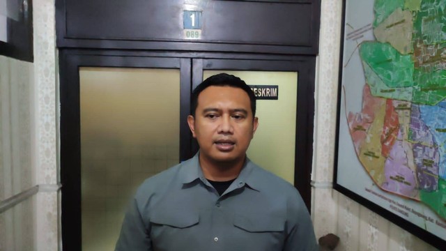 Kasatreskrim Polrestabes Bandung Kompol Arief Prasetya saat memberikan keterangan terkait kasus pelemparan bom molotov di gedung DPRD Jabar.  Foto: Rachmadi Rasyad/kumparan