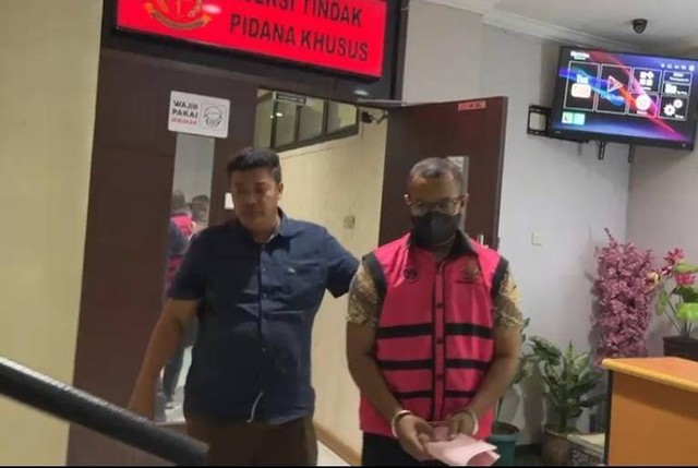HLP (kanan) di Kejari Surabaya.