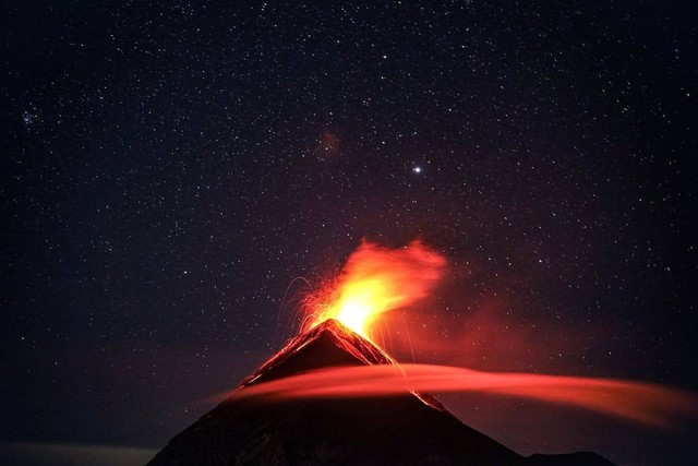 https://www.pexels.com/id-id/@clive-kim-2523249/ - mengapa di sekitar gunung berapi tanahnya menjadi subur