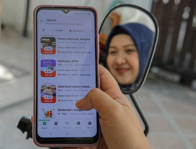 GoFood telah memiliki lebih dari 550 ribu mitra UMKM yang tersebar di 74 kota di Indonesia, tidak berlebihan bila GoFood sudah menjadi ‘pujasera’ terbesar di Indonesia. Foto: Windy Goestiana/Basra