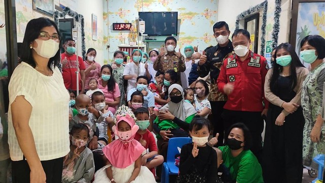 Kemenkumham Wilayah Sulut menyambut natal dengan berbagi kasih bersama anak penderita kanker yang tengah dirawat di Pusat Pelayanan kanker anak Estella RSUP Prof Kandou Manado.